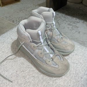 Yeezy boots size us 2 1/2 kids
